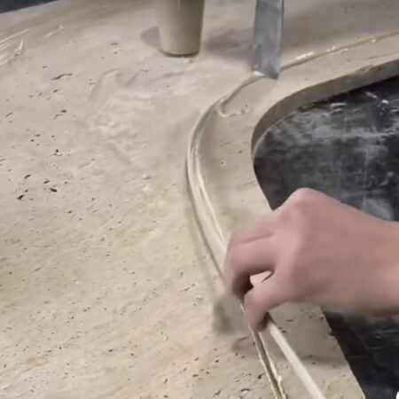 Installazione piattina di rinforzo su travertino.