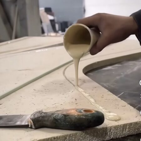 Utilizzo della piattina di rinforzo su travertino. Colatura resina liquida